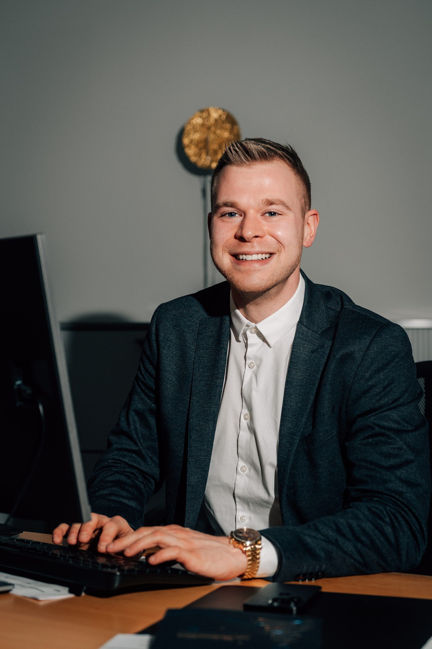 Christopher Liebold am Schreibtisch